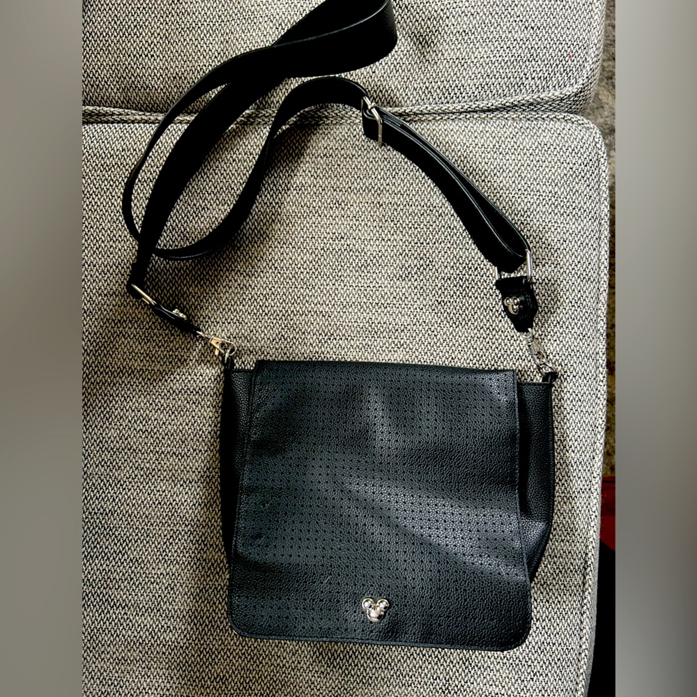 Disney Flair pin crossbody purse - good condition. INCLUDES MYSTERY PINS! 🎉🎉🎉